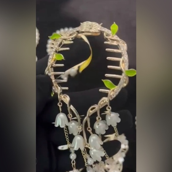 Chic Faux Pearl and Tulip Chandelier Ponytail Clip - Picture 2 of 2